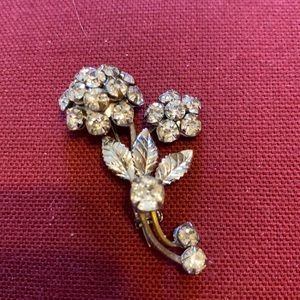 Very pretty silver flower pin